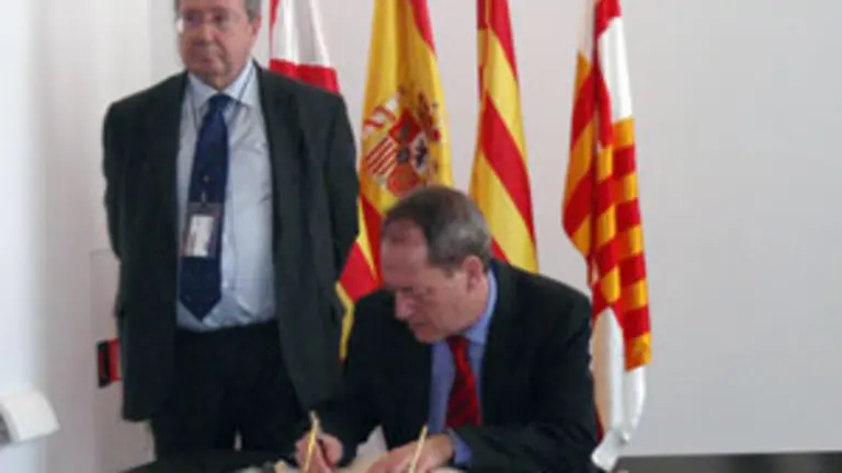  El consejero Aurelio Mart&iacute;n firma en el libro de honor de la feria.