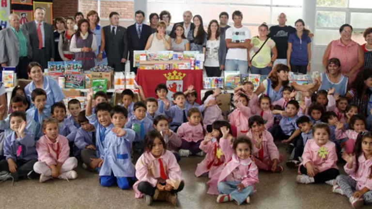  Isabel Carrasco, al frente de la delegación de León, posa con los alumnos y personal de la Escuela de Castilla y León de Mar del Plata. 