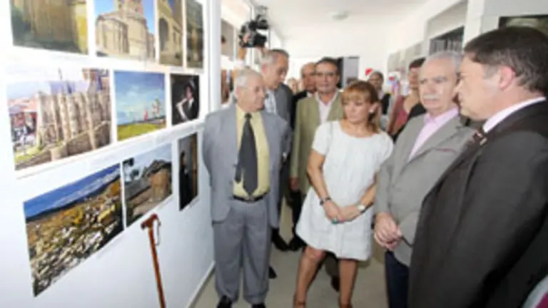La presidenta de la Diputación de León observa la muestra fotográfica.