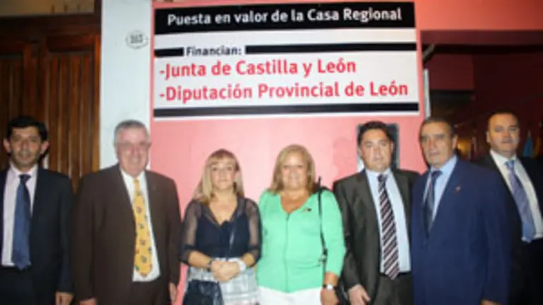 La presidenta de la Diputación de León, Isabel Carrasco, y demás dirigentes ante la nueva placa del Centro.