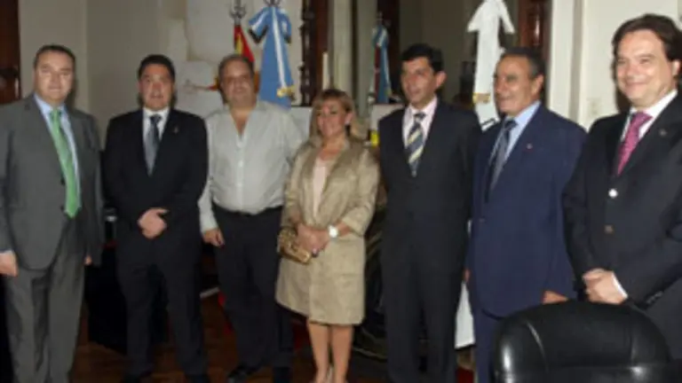 Lombardi –3º por la izda.– recibió a la delegación que acompaña a la presidenta de la Diputación. 