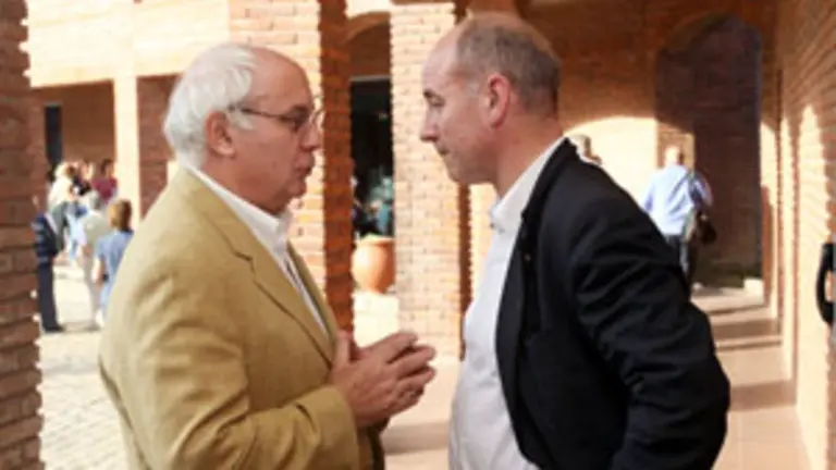  Santiago Camba conversa con el presidente del Centro Galicia de Montevideo, durante su reciente visita a Uruguay.