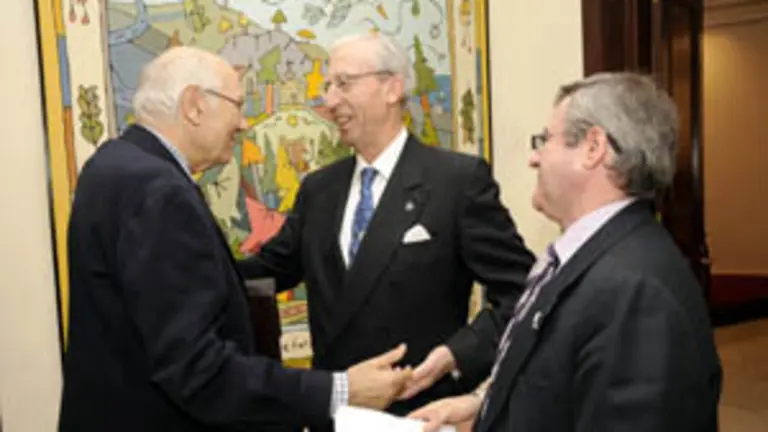  El presidente de honor de &lsquo;Amigos de los Pazos&rsquo; &ndash;en el centro&ndash; invit&oacute; a los asistentes a visitar este a&ntilde;o Galicia.