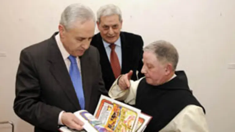  Fray Luis, monje de Oseira, muestra un ejemplar al director de la Casa de Galicia en Madrid, Jos&eacute; Ram&oacute;n &Oacute;nega, en presencia de su antecesor en el cargo, Alfonso S. Palomares.