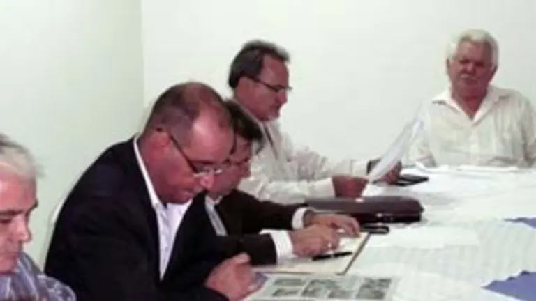  Parte de la Junta Directiva de la AB Hijos de Lal&iacute;n, durante la Asamblea.