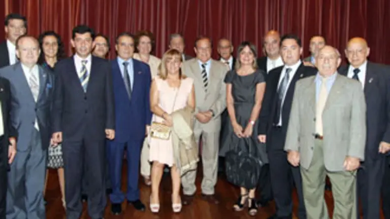  Isabel Carrasco, y el resto de la delegación leonesa, posa junto a los miembros de Acyle y otros dirigentes presentes en el encuentro.