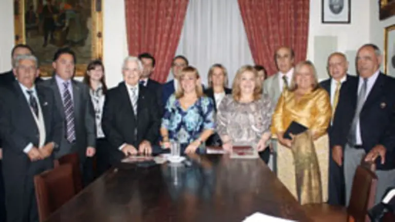  Tras la firma de los distintos protocolos, los presidentes de centros posaron junto a la delegación leonesa.