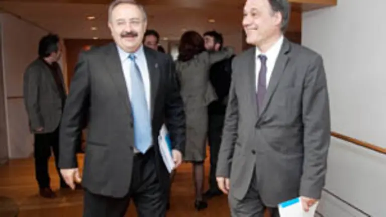  El conselleiro Varela es recibido por Ram&oacute;n Villares a su llegada al Consello de Comunidades. 