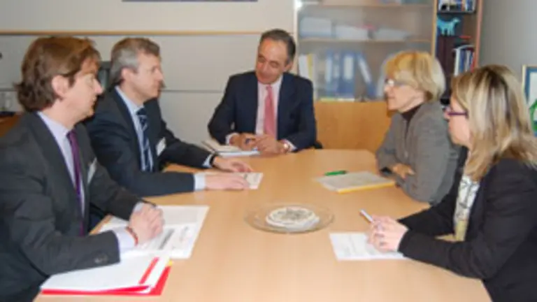  Alfonso Rueda y Jes&uacute;s Gamallo, con los diputados espa&ntilde;oles en el Parlamento Europeo.