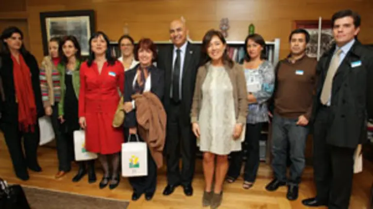  Beatriz Mato posa junto a los miembros de la delegaci&oacute;n de Antioqu&iacute;a que le visitaron.