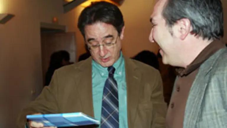 El hijo de D&iacute;az Pardo charla con el director de la Fundaci&oacute;n Luis Seoane, Alberto Ruiz de Samaniego.