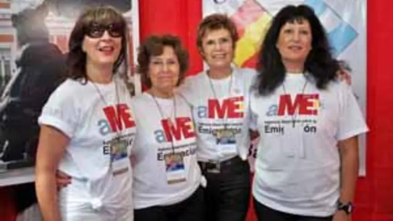  Integrantes de la ‘Casa de Madrid’ en Bahía Blanca, durante la feria.