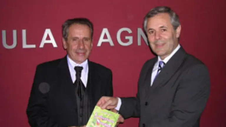  Juan Jos&eacute; Ib&aacute;&ntilde;ez &ndash;a la izda.&ndash; y Carlos Santos, con el libro presentado.