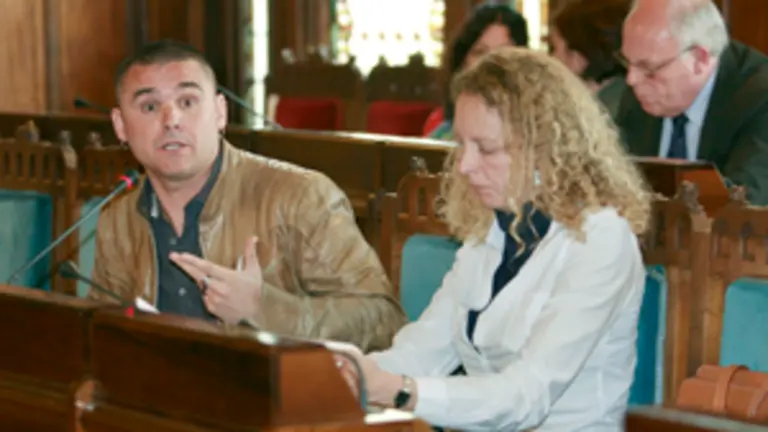  Noem&iacute; Mart&iacute;, con el director de la Agencia Asturiana de Cooperaci&oacute;n, Rafael Palacios, durante la presentaci&oacute;n del Plan en la Junta General. 