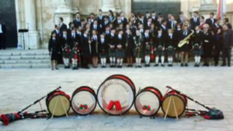  Un momento de la recepci&oacute;n a la banda de gaitas escocesa en el Centro Asturiano de Castell&oacute;n.