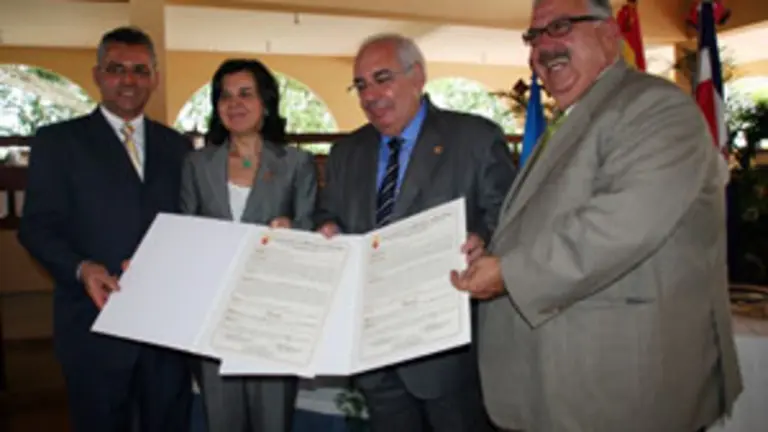  &Aacute;lvarez Areces y Mar&iacute;a Jes&uacute;s &Aacute;lvarez reciben el t&iacute;tulo de Visitantes Ilustres de mano del alcalde de Santiago de los Caballeros, Jos&eacute; Enrique Sued.