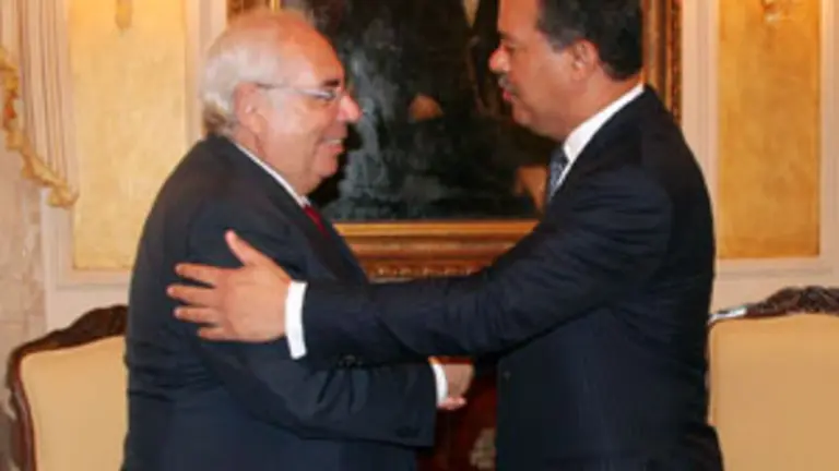  Los presidentes &Aacute;lvarez Areces y Leonel Fern&aacute;ndez se saludan amistosamente.