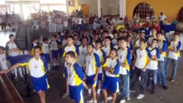  Jóvenes de la escuela de fútbol, durante la inauguración.