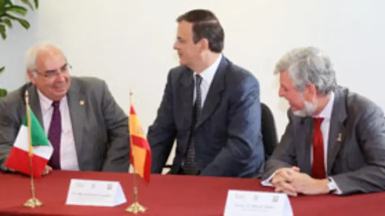  Areces conversa con Marcelo Ebrard en presencia de Manuel Alabart.