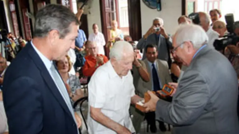  Areces regal&oacute; a Constantino D&iacute;as un reloj y los s&iacute;mbolos asturianos.