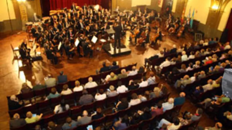  Un momento de la actuaci&oacute;n de las sinf&oacute;nicas porte&ntilde;a y valenciana en el Centro Asturiano de Buenos Aires.