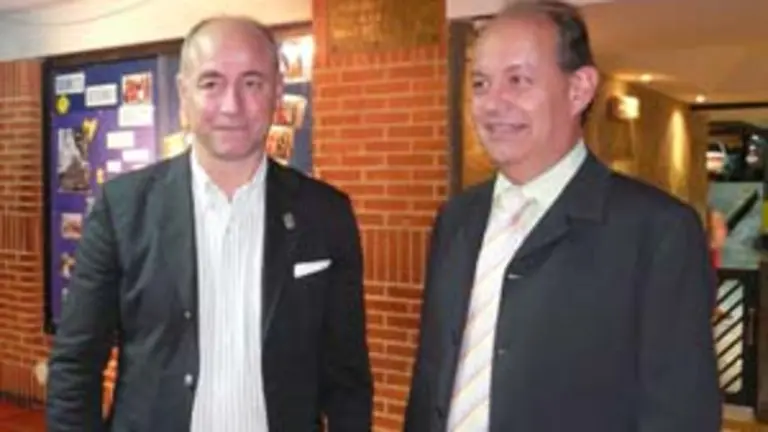  Santiago Camba, con el presidente de la Hermandad Gallega de Venezuela, Antonio Pi&ntilde;&oacute;n, durante su visita a Caracas, el pasado mes de octubre.