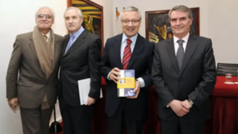  De izda. a dcha., V&iacute;ctor F. Freixanes, Jos&eacute; Ram&oacute;n &Oacute;nega, Jos&eacute; Blanco y Miguel Barros.