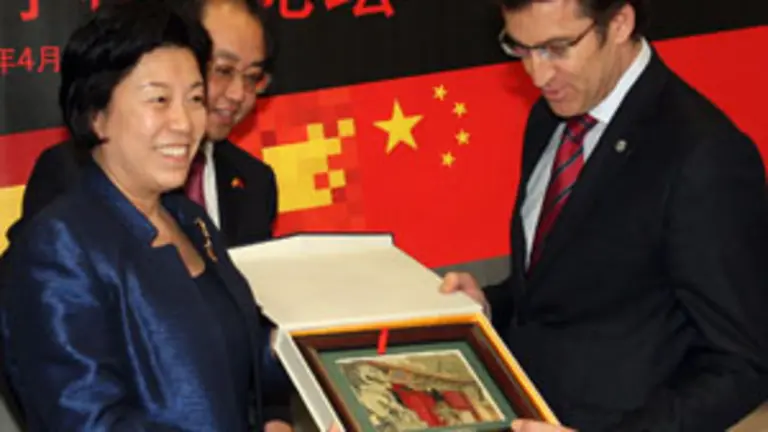  Feij&oacute;o recibi&oacute; un obsequio por parte de la delegaci&oacute;n china.