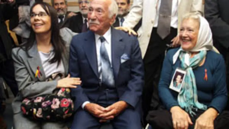  Dar&iacute;o Rivas, con una de las &lsquo;Abuelas de la Plaza de Mayo&rsquo; &ndash;a su izda.&ndash;.