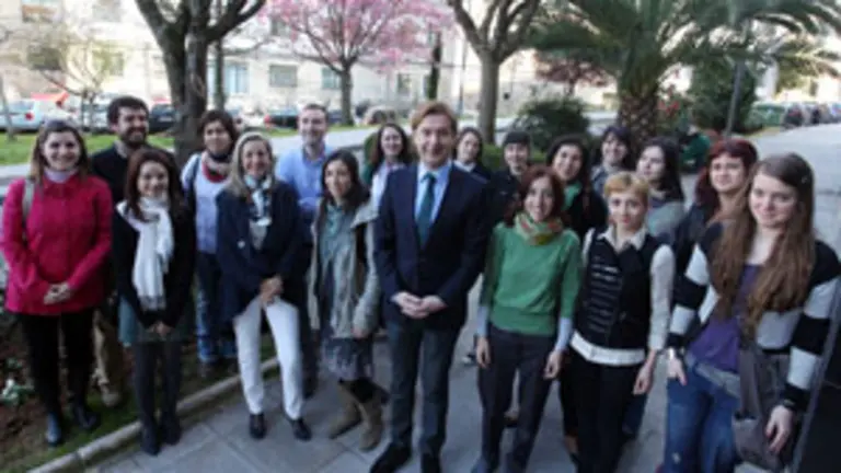  Jes&uacute;s Gamallo, con los becarios que se formar&aacute;n en el &aacute;mbito de la cooperaci&oacute;n al desarrollo.