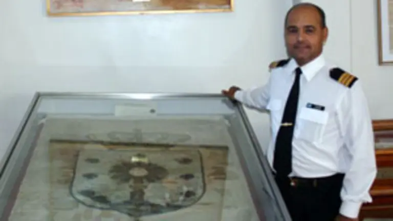  Horacio V&aacute;zquez, junto a la bandera restaurada del Tercio.