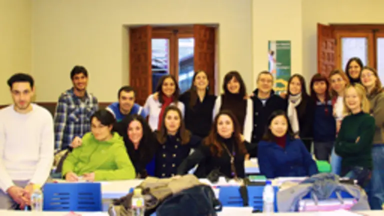  Jóvenes del máster en comunicación. En la fila de atrás, por la izquierda, Marianela, Patricia y Andrea.