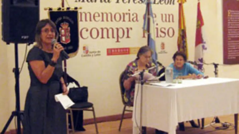  Julia Hernando y –al fondo– María Teresa Pochat  y Laura de Luzuriaga.