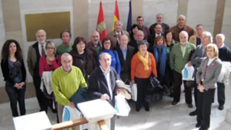 Los asistentes al encuentro con la Diputación de Palencia posaron todos juntos en el Palacio provincial.