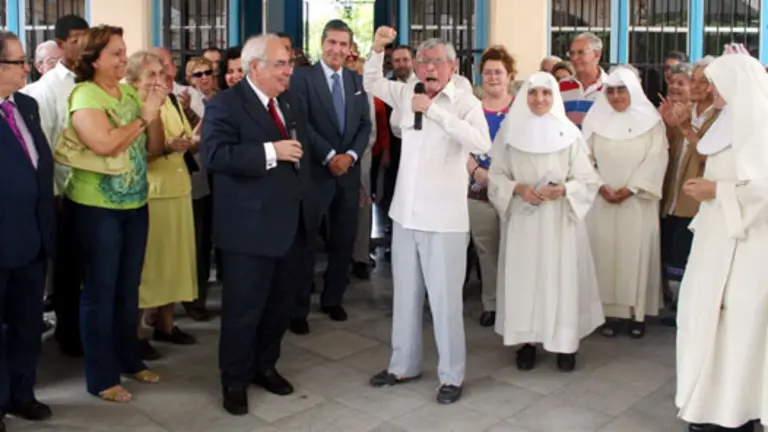  Areces, durante su visita al Hogar de Ancianos de Santovenia. 