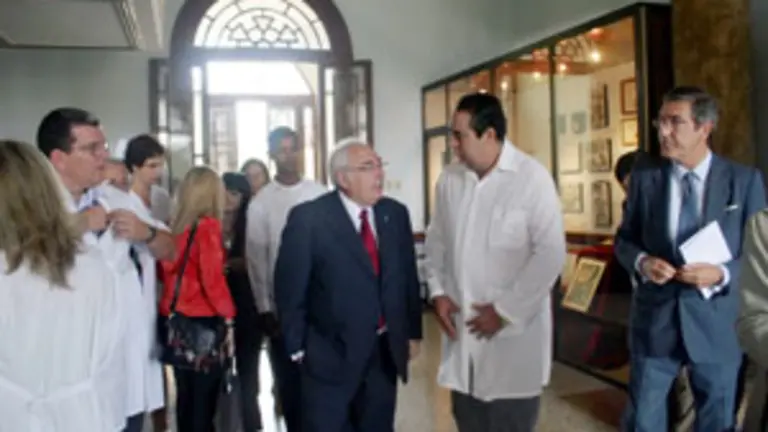  Areces, acompa&ntilde;ado por el embajador, fue recibido en la Quinta Covadonga por su director, Efra&iacute;n Acosta.