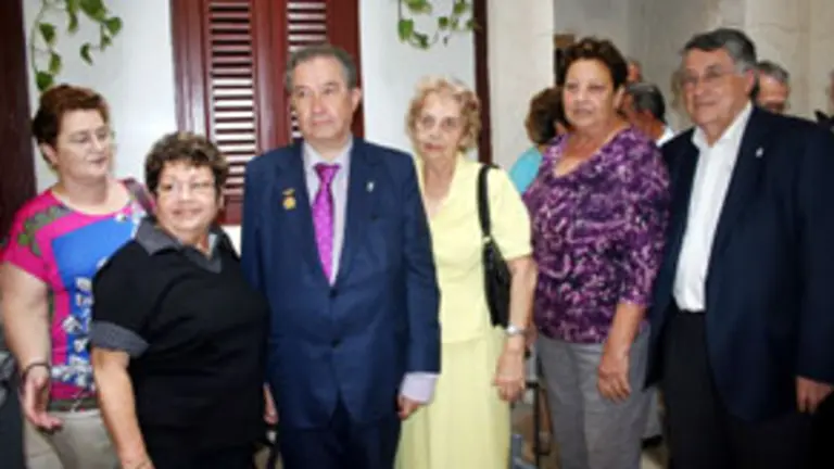  Regla Luisa Mart&iacute;nez impuso a Roberto P&eacute;rez la Medalla de Oro de la sociedad, en presencia de Teresa Ordiz y Manuel Fern&aacute;ndez de la Cera.