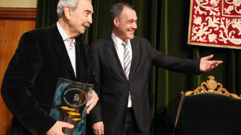  Gelman y Varela, durante la entrega del premio. 