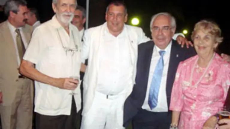  Areces se fotografi&oacute; con la &lsquo;familia asturiana&rsquo; en Cuba durante la recepci&oacute;n ofrecida por el embajador.