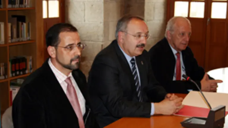 Villares (c), con el secretario del Consello, Henrique Monteagudo &ndash;izda.&ndash; y D&iacute;az-Fierros, de la secci&oacute;n de Ciencia, Tecnolox&iacute;a e Sociedade del organismo.