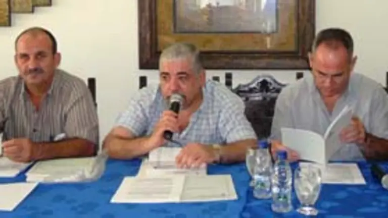  Manuel Sinde, presidente del CGPLC, da lectura a su Informe, escoltado por Adriano Garc&iacute;a y Jos&eacute; Manuel Pardo, vicepresidente y secretario general, respectivamente, durante la Asamblea.