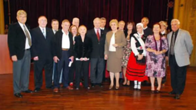  Varios de los homenajeados por el Centro Asturiano de Buenos Aires por sus a&ntilde;os de trabajo.