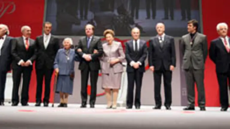  El presidente de la Junta, Juan Vicente Herrera, posa junto a los galardonados con los Premios Castilla y León 2009.