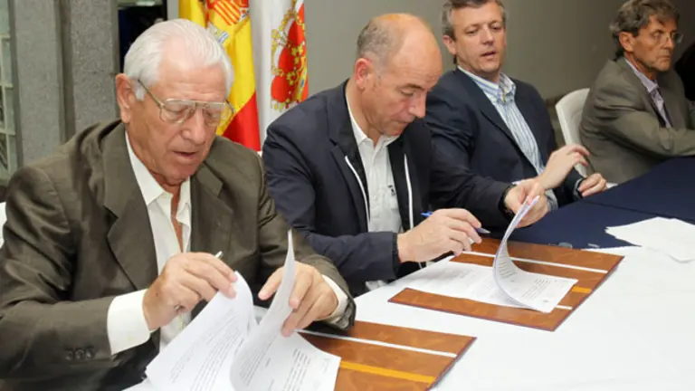  Felisindo L&oacute;pez y Santiago Camba firman un convenio en presencia de Rueda.