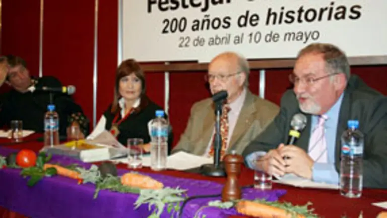 El escritor Benigno Campos present&oacute; su libro &lsquo;La cocina de Benigno Campos&rsquo; en la Feria del Libro.