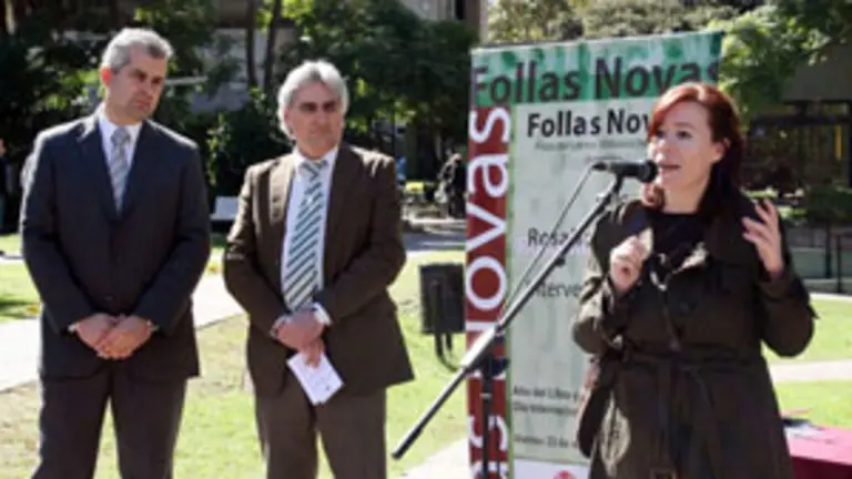  Alejandro L&oacute;pez Dobarro, Francisco L&oacute;pez y Mar&iacute;a do Cebreiro, en la plaza del lector de la Biblioteca Nacional de Buenos Aires, durante el homenaje.