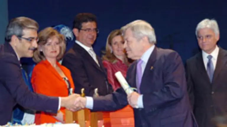  Ricardo Villares saluda al vicepresidente del Cabildo de Gran Canaria, Rom&aacute;n Rodr&iacute;guez, y al resto de la mesa tras recibir el galard&oacute;n de manos del presidente del Cabildo, Jos&eacute; Miguel P&eacute;rez.