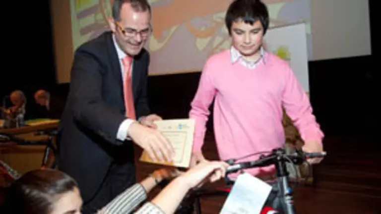  El conselleiro de Educaci&oacute;n, Xes&uacute;s V&aacute;zquez, entrega una bicicleta a uno de los premiados.