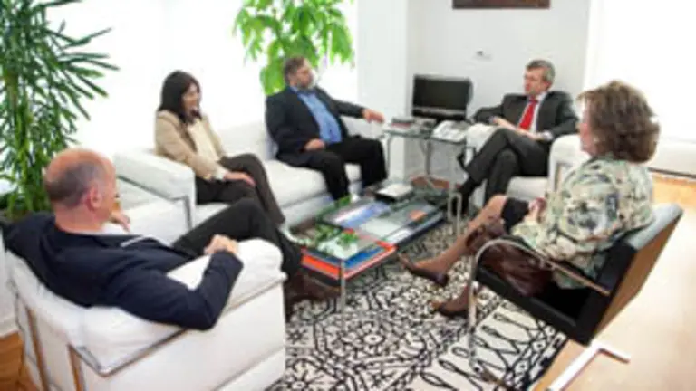  Rueda y Camba &ndash;de espaldas&ndash; con la intendenta de Montevideo y la c&oacute;nsul de Uruguay en Galicia.