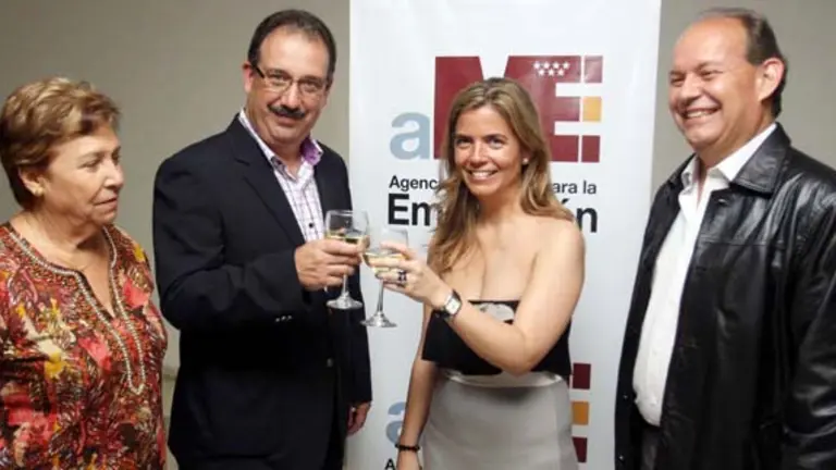  Victoria Cristóbal brinda con Javier Grande, gestor del futuro Centro Madrileño, en presencia de Antonio Piñón y la madre de éste, de origen madrileño.